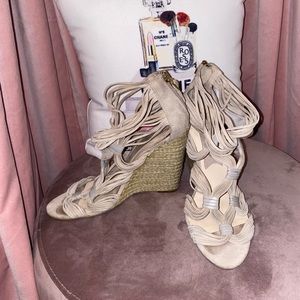 Boutique 9 “chichi” suede light gray sandal